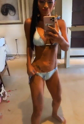 5. Hermosa Kimberly Flores Enseña Escote Con Bikini