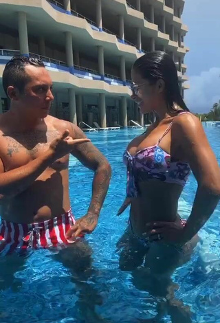 3. Caliente Kimberly Flores Enseña Escote Con Bikini En La Piscina