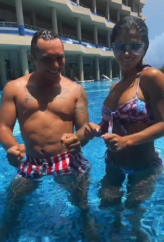 4. Caliente Kimberly Flores Enseña Escote Con Bikini En La Piscina