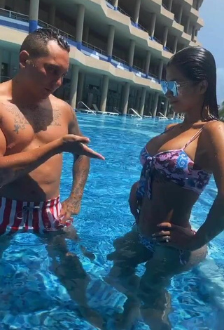 5. Caliente Kimberly Flores Enseña Escote Con Bikini En La Piscina