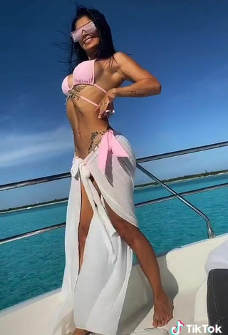 4. Más Caliente Kimberly Flores Con Sujetador De Bikini En Un Barco