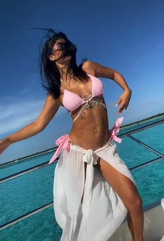 5. Más Caliente Kimberly Flores Con Sujetador De Bikini En Un Barco