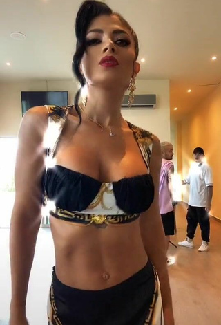 Belleza Kimberly Flores enseña escote con Top Corto