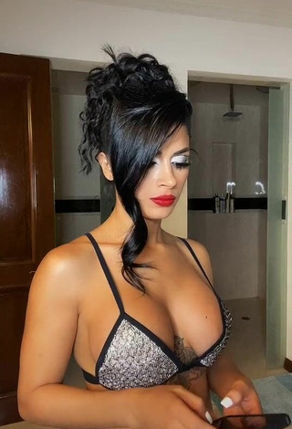 Atractiva Kimberly Flores enseña escote con Provocativos Sujetador de Bikini