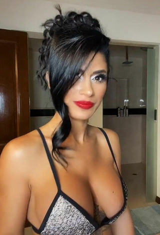 4. Atractiva Kimberly Flores Enseña Escote Con Provocativos Sujetador De Bikini