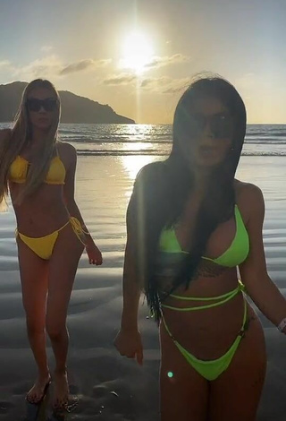 Atractiva Kimberly Flores con Seductores Bikini en la playa