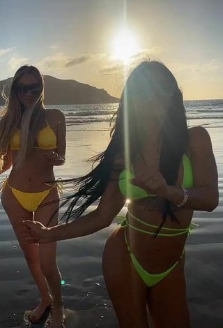 4. Atractiva Kimberly Flores Con Seductores Bikini En La Playa