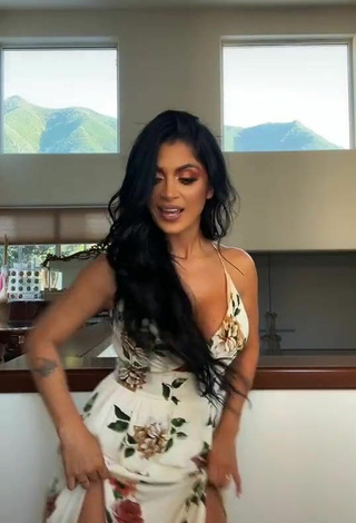 2. Sexy Kimberly Flores Enseña Escote Con Vestido Floral