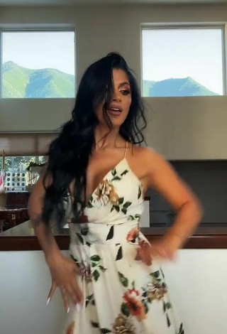 4. Sexy Kimberly Flores Enseña Escote Con Vestido Floral