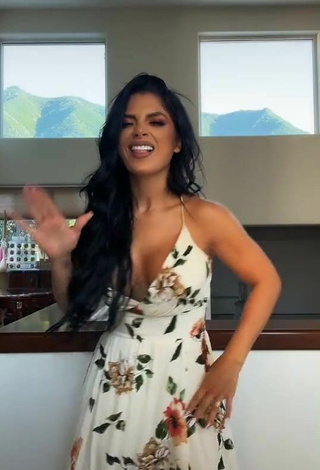 5. Sexy Kimberly Flores Enseña Escote Con Vestido Floral