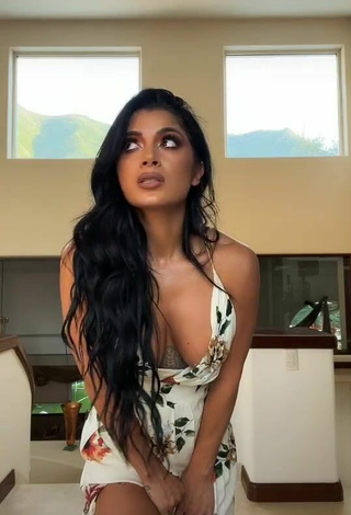 Más caliente Kimberly Flores enseña escote con Vestido Floral