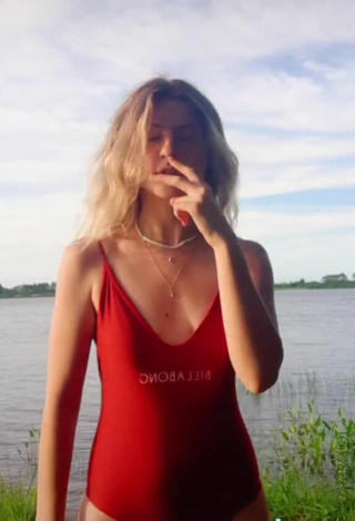 3. Hermosa Katerine Krause Con Traje De Baño Rojo En La Playa