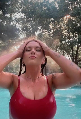 5. Sexy Kristin Arteaga Enseña Escote Con Traje De Baño Rojo En La Piscina