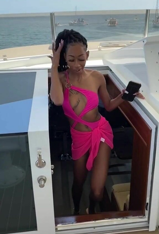 2. Sexy Lala Milan Con Traje De Baño Rosado Margarita En Un Barco