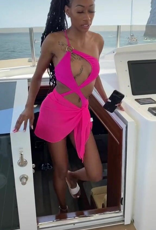 3. Sexy Lala Milan Con Traje De Baño Rosado Margarita En Un Barco