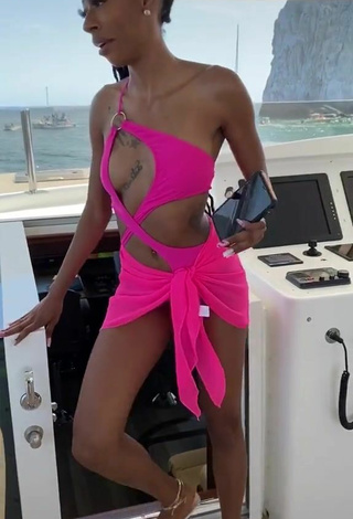 4. Sexy Lala Milan Con Traje De Baño Rosado Margarita En Un Barco