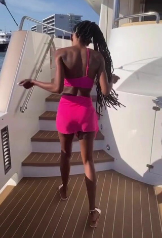 5. Sexy Lala Milan Con Traje De Baño Rosado Margarita En Un Barco