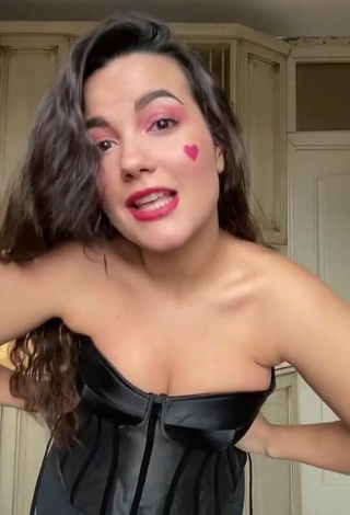 Sexy Lana enseña escote con Corsé Negro