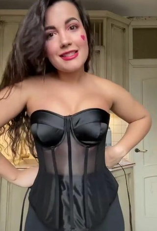 2. Sexy Lana Enseña Escote Con Corsé Negro