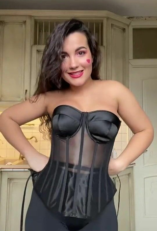 3. Sexy Lana Enseña Escote Con Corsé Negro