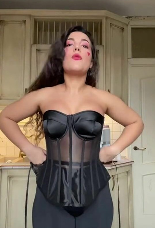 4. Sexy Lana Enseña Escote Con Corsé Negro