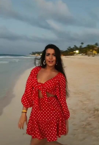 2. Sexy Lana Con Vestido De Verano Lunares En La Playa