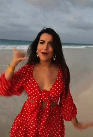 4. Sexy Lana Con Vestido De Verano Lunares En La Playa