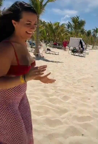 2. Hermosa Lana Con Sujetador De Bikini En La Playa