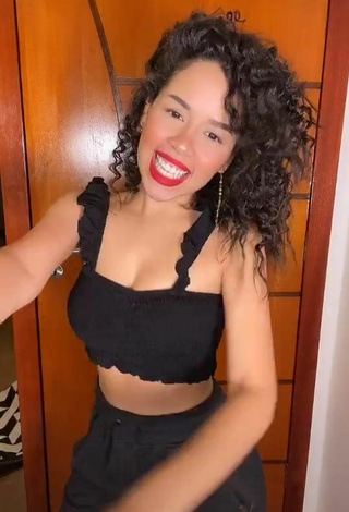 2. Bonita Laura Brito Con Top Corto Negro