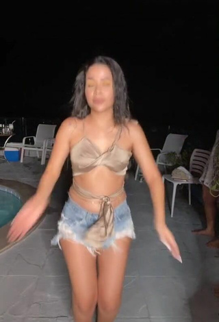 2. Sexy Laura Brito Con Top Corto En La Piscina