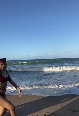 Sexy Laura Brito con Bikini en la playa