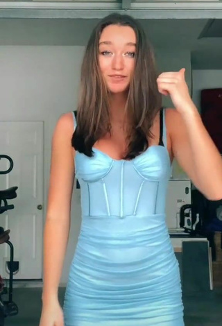 3. Sexy Lia Jakubowski Con Vestido Azul