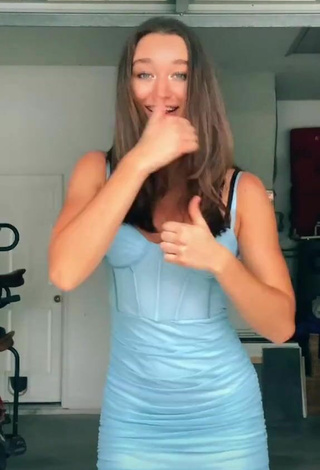 4. Sexy Lia Jakubowski Con Vestido Azul