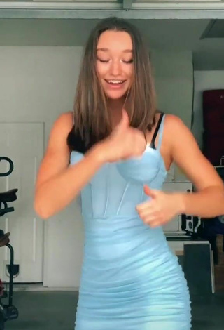 5. Sexy Lia Jakubowski Con Vestido Azul