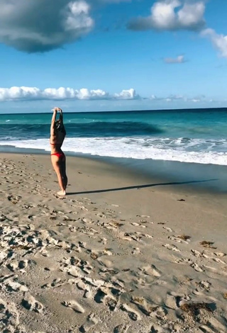 1. Bonita Olivia Dunne Con Bikini Rojo En La Playa