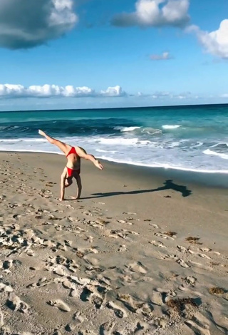 2. Bonita Olivia Dunne Con Bikini Rojo En La Playa