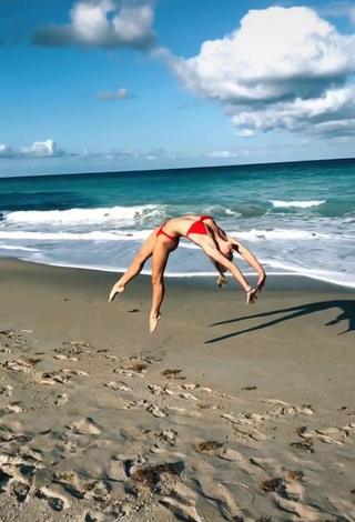 3. Bonita Olivia Dunne Con Bikini Rojo En La Playa