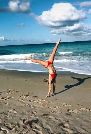 Bonita Olivia Dunne con Bikini Rojo en la playa