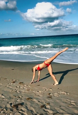 5. Bonita Olivia Dunne Con Bikini Rojo En La Playa