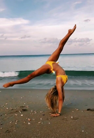 3. Elegante Olivia Dunne Con Bikini Amarillo En La Playa Mientras Hace Ejercicios Físicos