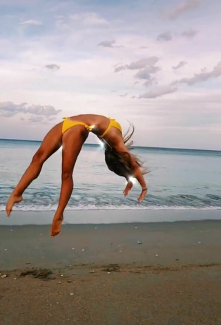 5. Elegante Olivia Dunne Con Bikini Amarillo En La Playa Mientras Hace Ejercicios Físicos