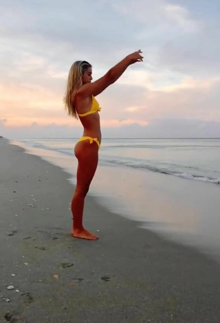 Increíble Olivia Dunne con Bikini Amarillo en la playa mientras hace ejercicios físicos