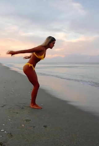 2. Increíble Olivia Dunne Con Bikini Amarillo En La Playa Mientras Hace Ejercicios Físicos