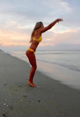 3. Increíble Olivia Dunne Con Bikini Amarillo En La Playa Mientras Hace Ejercicios Físicos