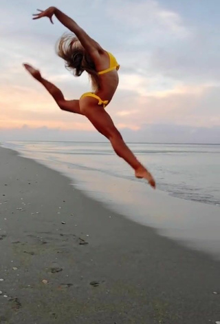 5. Increíble Olivia Dunne Con Bikini Amarillo En La Playa Mientras Hace Ejercicios Físicos