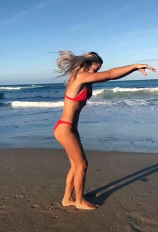 Seductora Olivia Dunne con Irresistibles Bikini Rojo en la playa