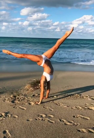 3. Más Caliente Olivia Dunne Con Bikini Blanco En La Playa Mientras Hace Ejercicios Físicos