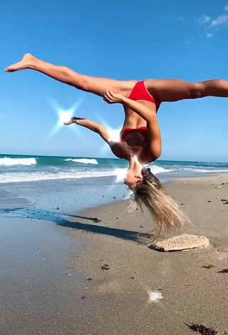 4. Maravillosa Olivia Dunne Con Bikini Rojo En La Playa