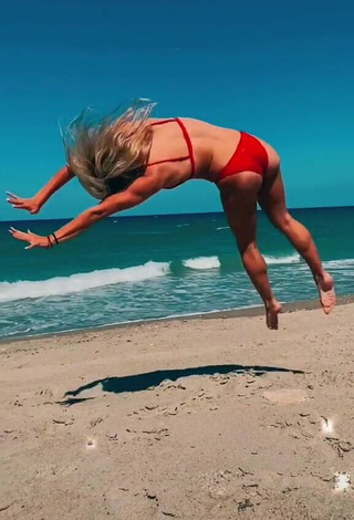 3. Sensual Olivia Dunne Con Fascinantes Bikini Rojo En La Playa Mientras Hace Ejercicios Físicos