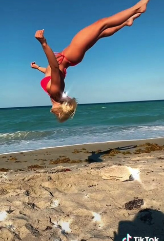 4. Magnética Olivia Dunne Con Bikini Rojo En La Playa Mientras Hace Ejercicios Físicos